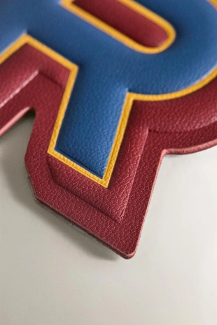 Термопластичный нашивной патч из кожи с буквой r- Заказать в России