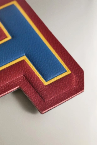 Термонакладка из кожи с буквой t- Заказать в России