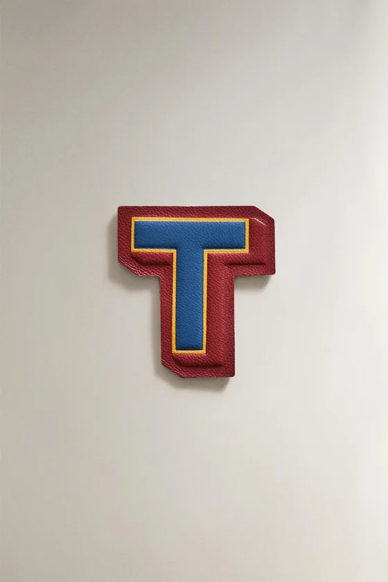 Термонакладка из кожи с буквой t