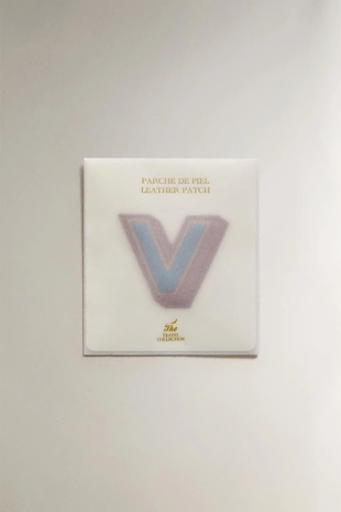 Термонаклейка из кожи с буквой v- Заказать в России