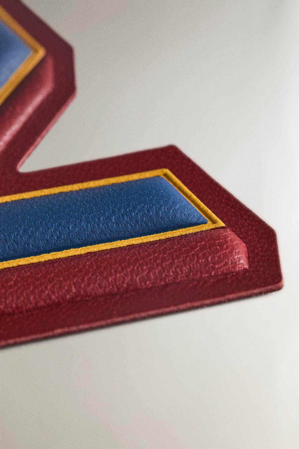 Термонаклейка из кожи с буквой v