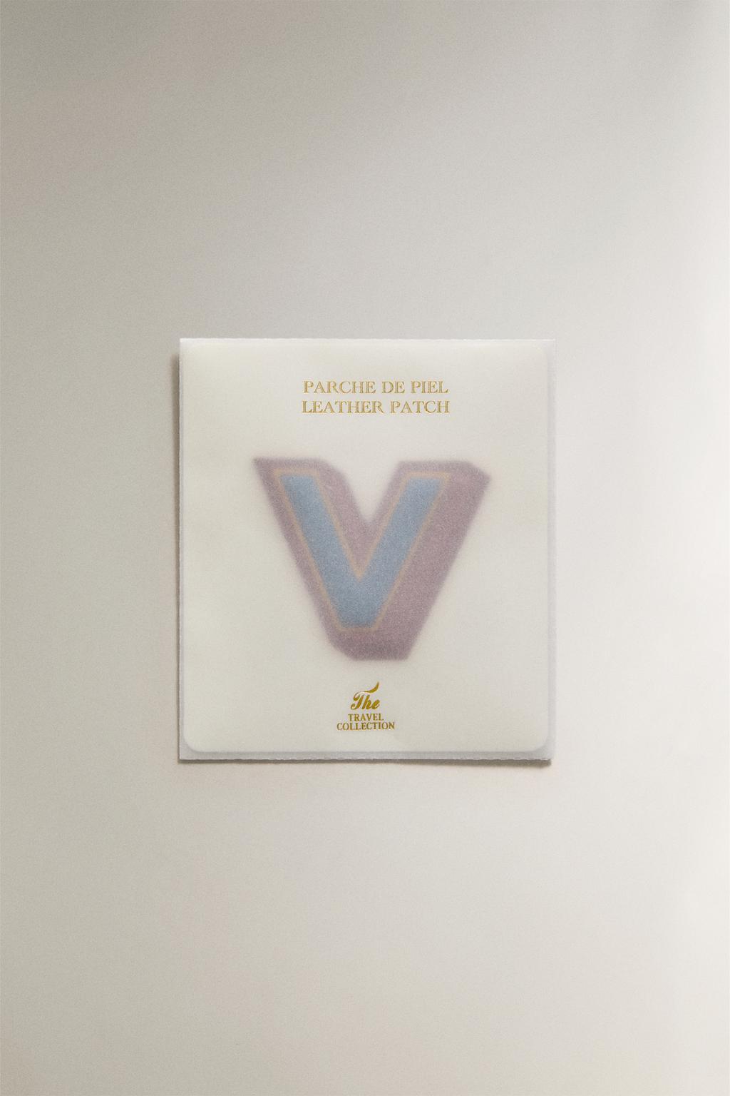 Термонаклейка из кожи с буквой v