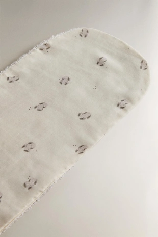 Детский слюнявчик с плечами в виде зайца- Заказать в России