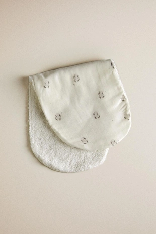 Детский слюнявчик с плечами в виде зайца- Заказать в России