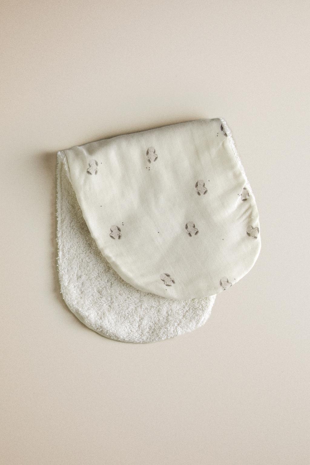 Детский слюнявчик с плечами в виде зайца