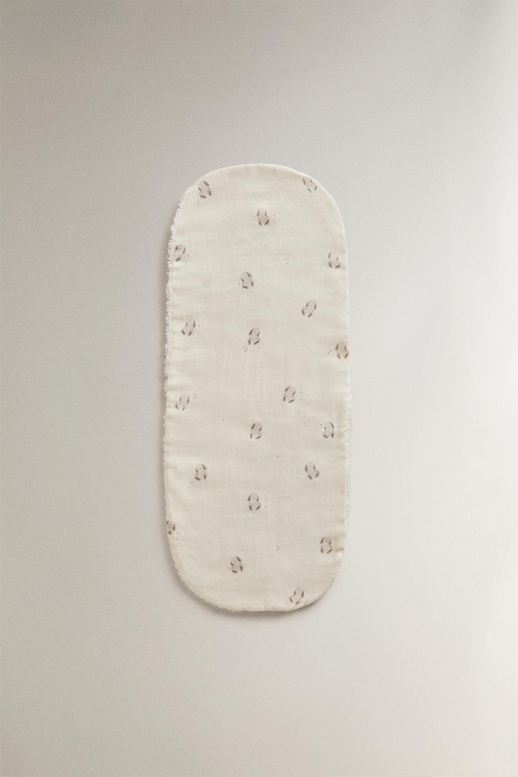 Детский слюнявчик с плечами в виде зайца