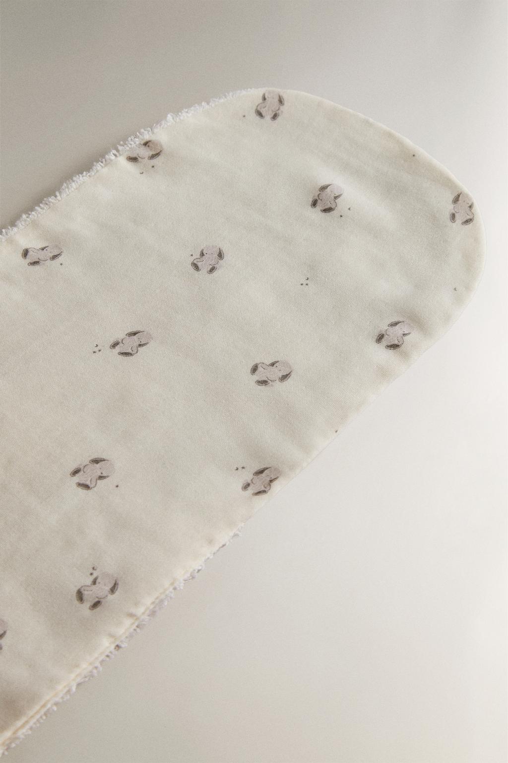 Детский слюнявчик с плечами в виде зайца