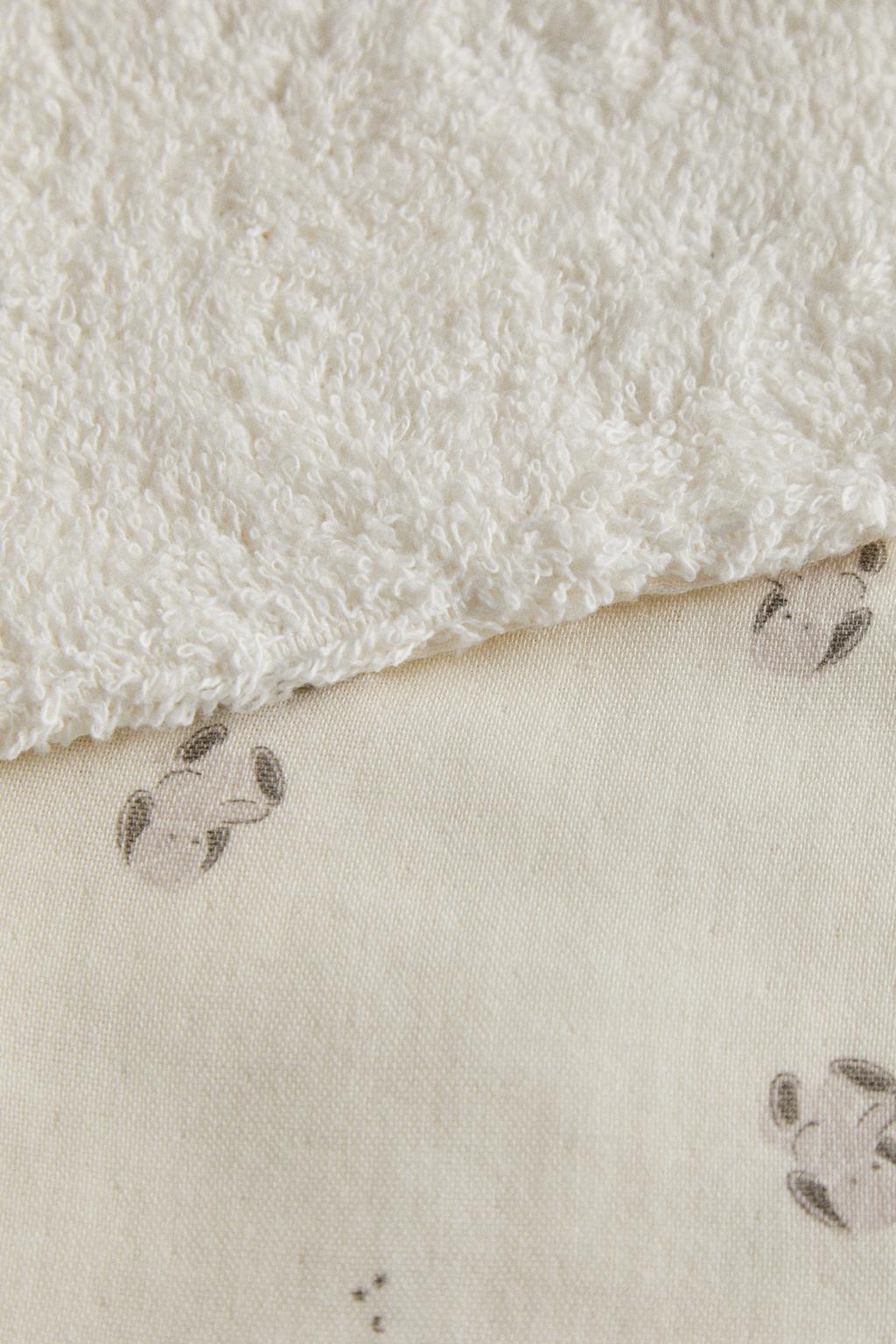 Детский слюнявчик с плечами в виде зайца