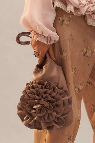 Сумочка-тоут из кожи limited edition с цветком- Заказать в России