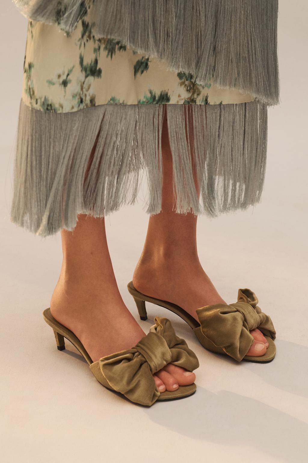 Сандалии на каблуке с макси бантом limited edition