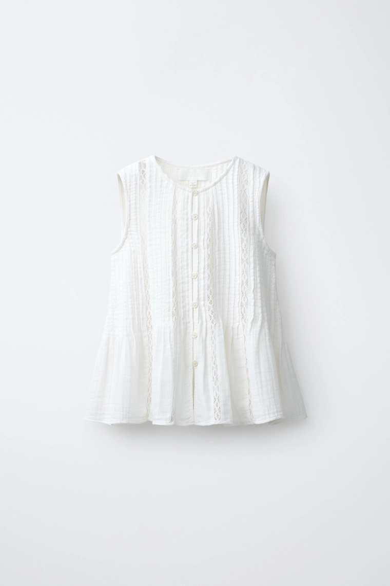 Блузка с кружевными вставками и завязками