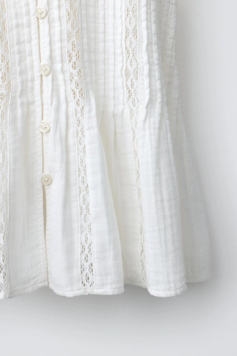 Блузка с кружевными вставками и завязками