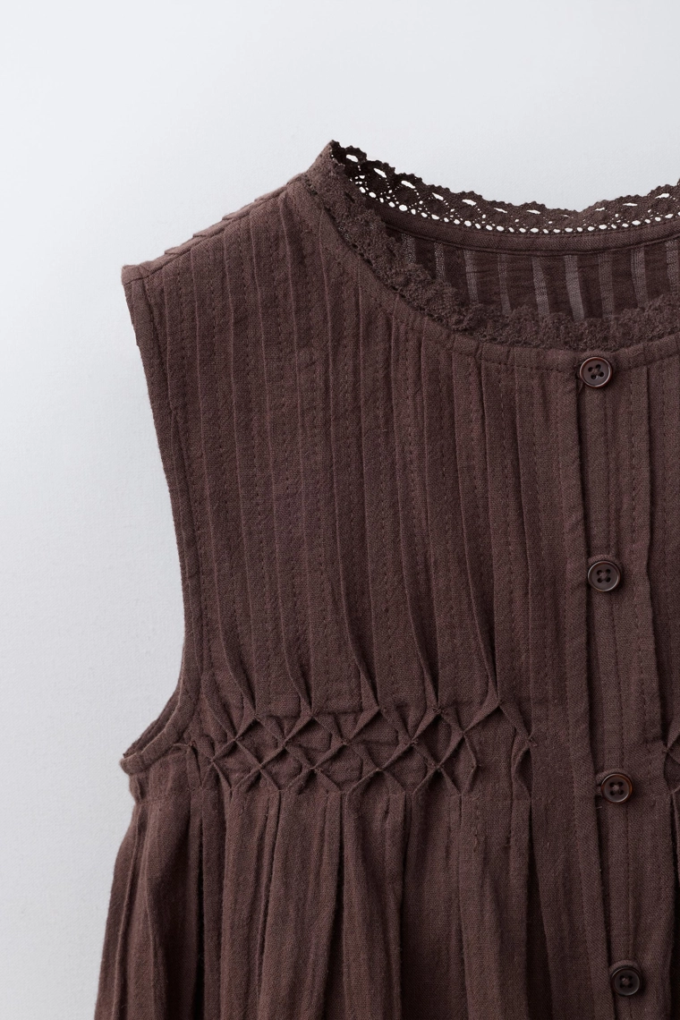 Блузка с кружевом и складками