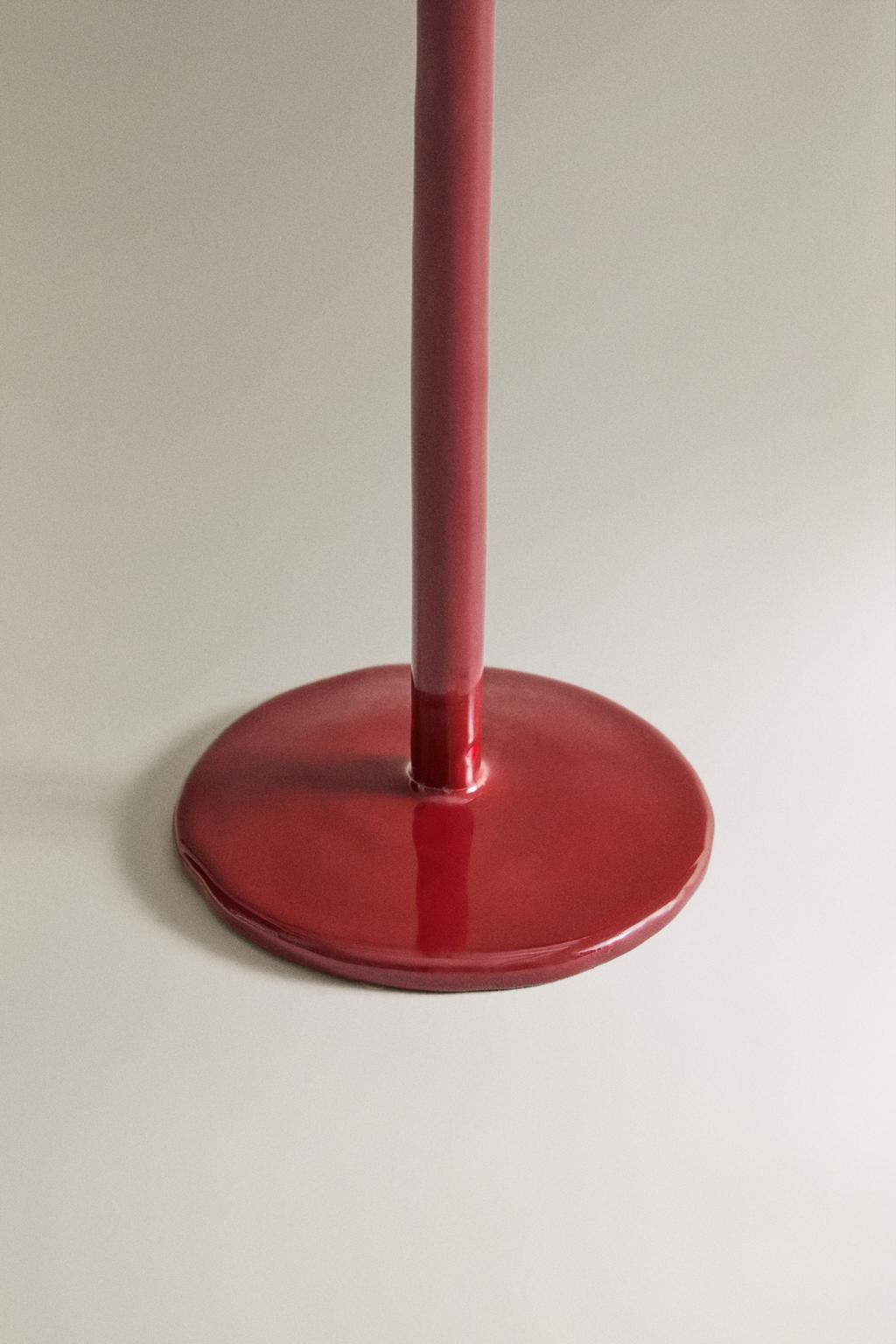 Свеча в металлическом подсвечнике с граненым стержнем