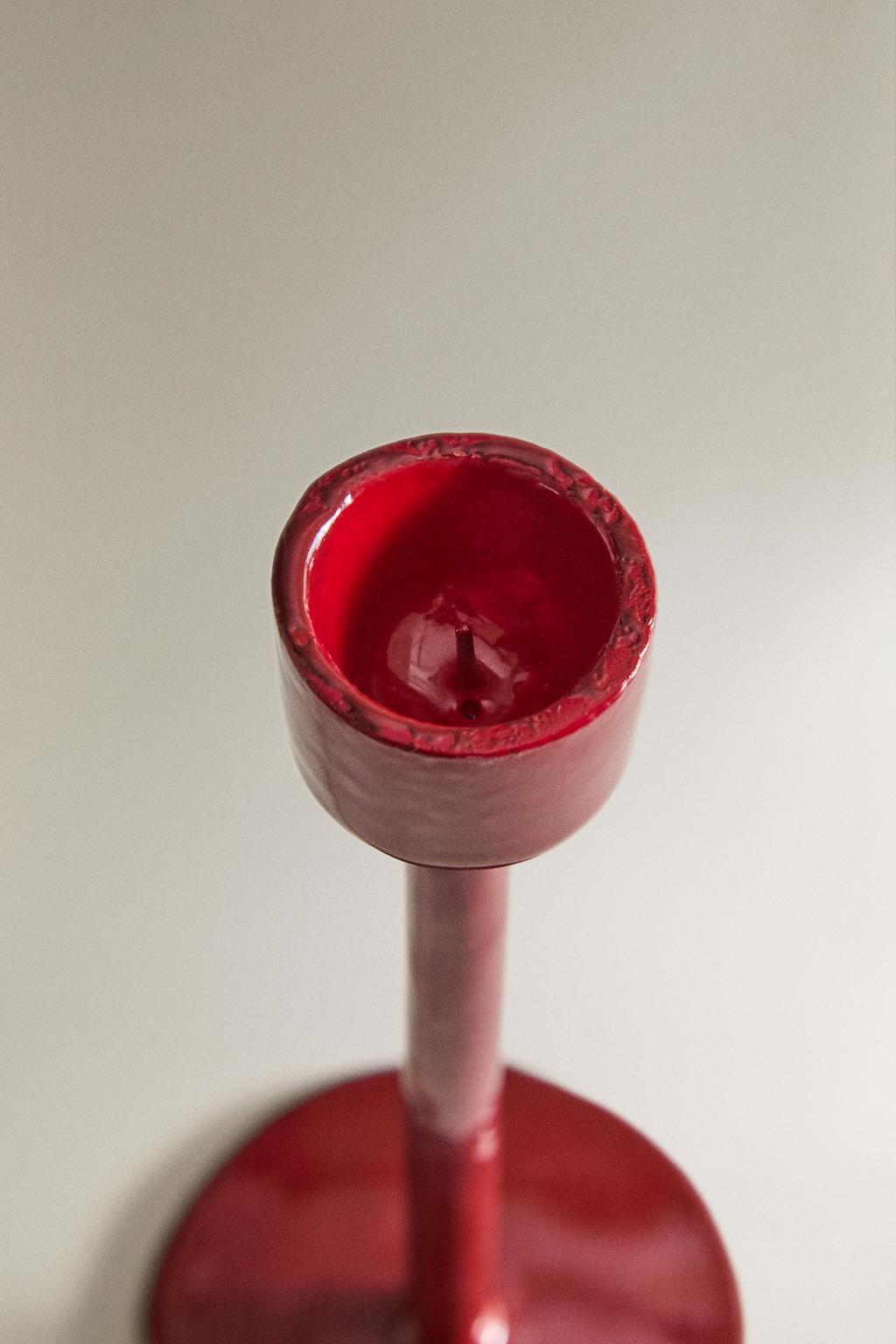 Свеча в металлическом подсвечнике с граненым стержнем