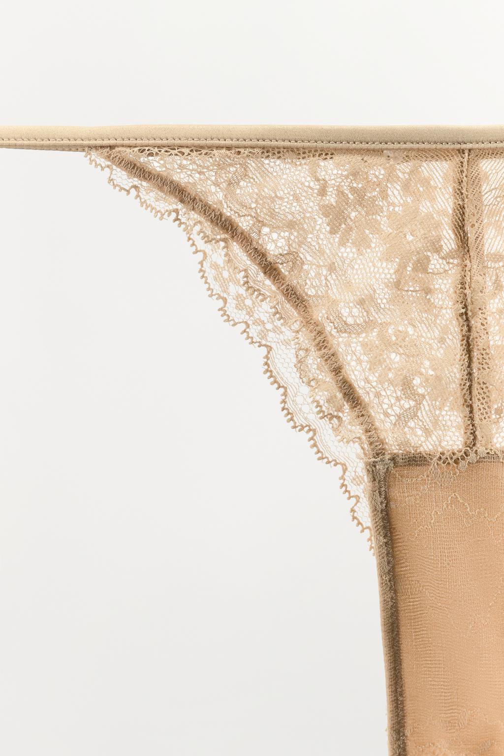 КРУЖЕВНЫЕ ТРУСЫ С ВЫРЕЗОМ