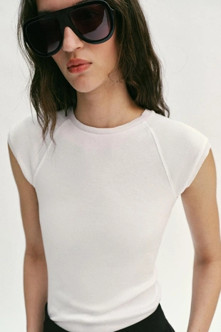 Футболка с эффектом потертости и регланом- Заказать в России