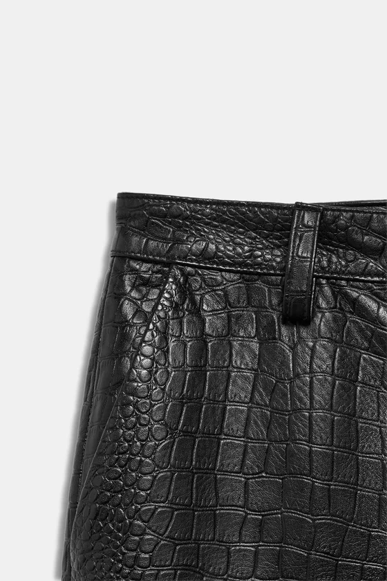 БРЮКИ ИЗ КОЖИ С ТИСНЕНИЕМ ПОД КОЖУ КРОКОДИЛА — коллекция Zara «ZW» лимитированная серия