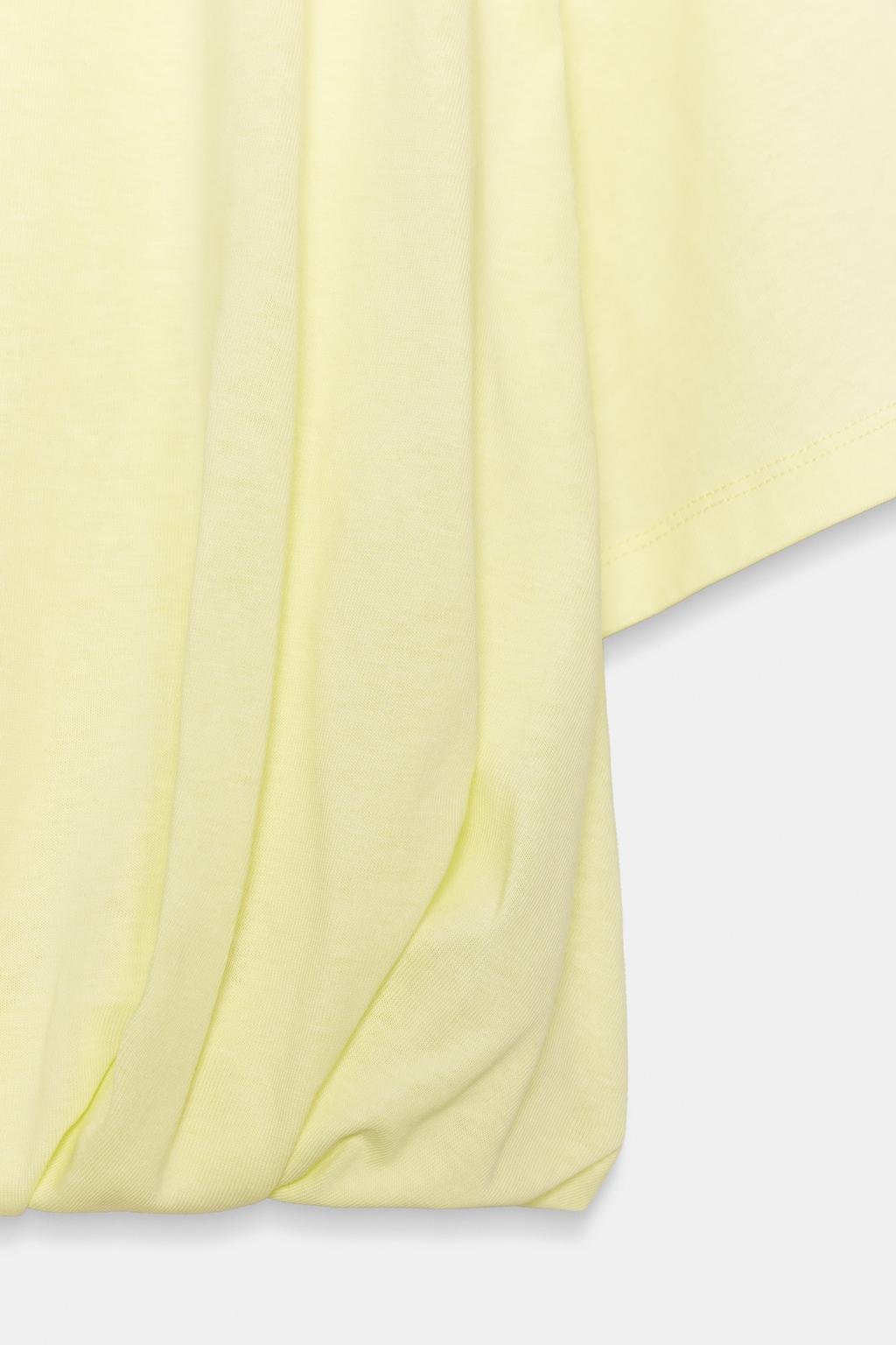 УКОРОЧЕННАЯ ФУТБОЛКА С ОБЪЕМНЫМ НИЗОМ