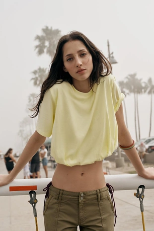 Укороченная футболка с объемным низом- Заказать в России