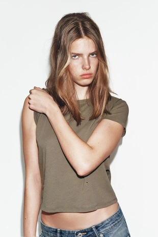 Футболка с разрезами и короткими рукавами- Заказать в России