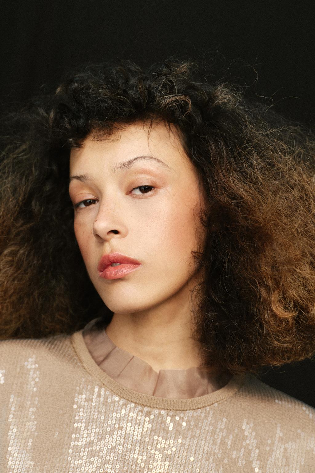 ТРИКОТАЖНЫЙ ТОП С КОМБИНИРОВАННЫМИ ПАЙЕТКАМИ