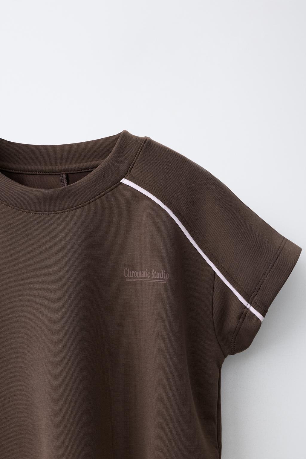 ФУТБОЛКА С КОНТРАСТНЫМИ ДЕТАЛЯМИ ИЗ МОДАЛА