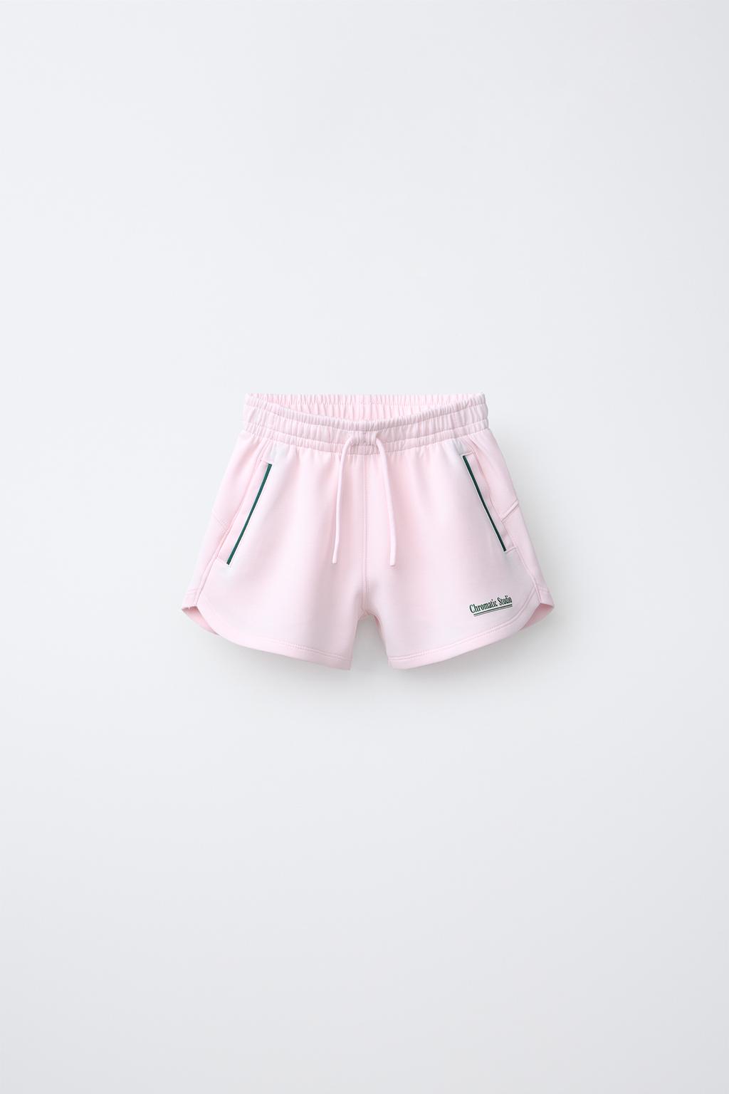 ШОРТЫ-БЕРМУДЫ С КОНТРАСТНЫМИ ПОЛОСАМИ И МОДАЛОМ