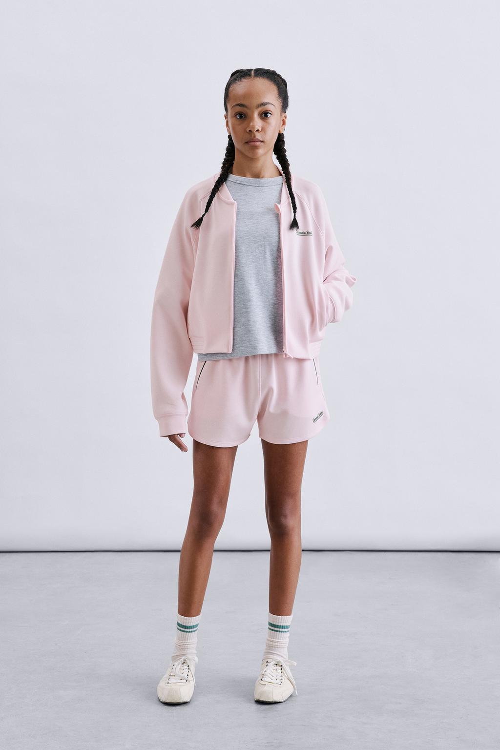 ШОРТЫ-БЕРМУДЫ С КОНТРАСТНЫМИ ПОЛОСАМИ И МОДАЛОМ