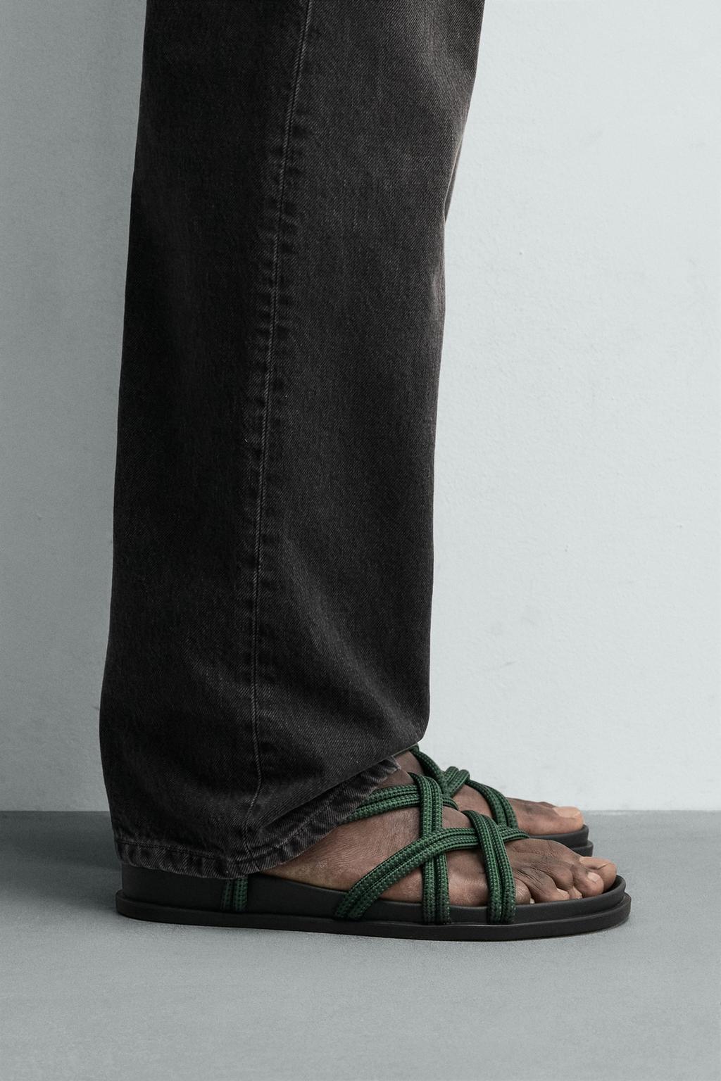 САНДАЛИИ С КОНТРАСТНЫМИ РЕМЕШКАМИ