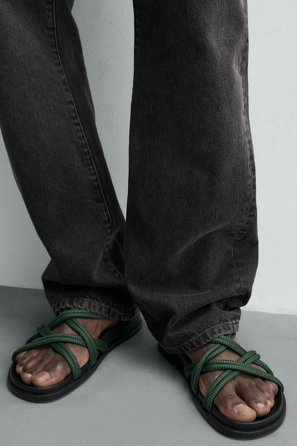 САНДАЛИИ С КОНТРАСТНЫМИ РЕМЕШКАМИ