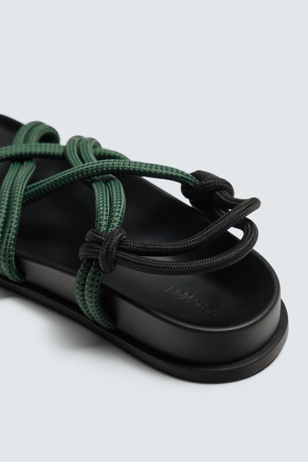 САНДАЛИИ С КОНТРАСТНЫМИ РЕМЕШКАМИ