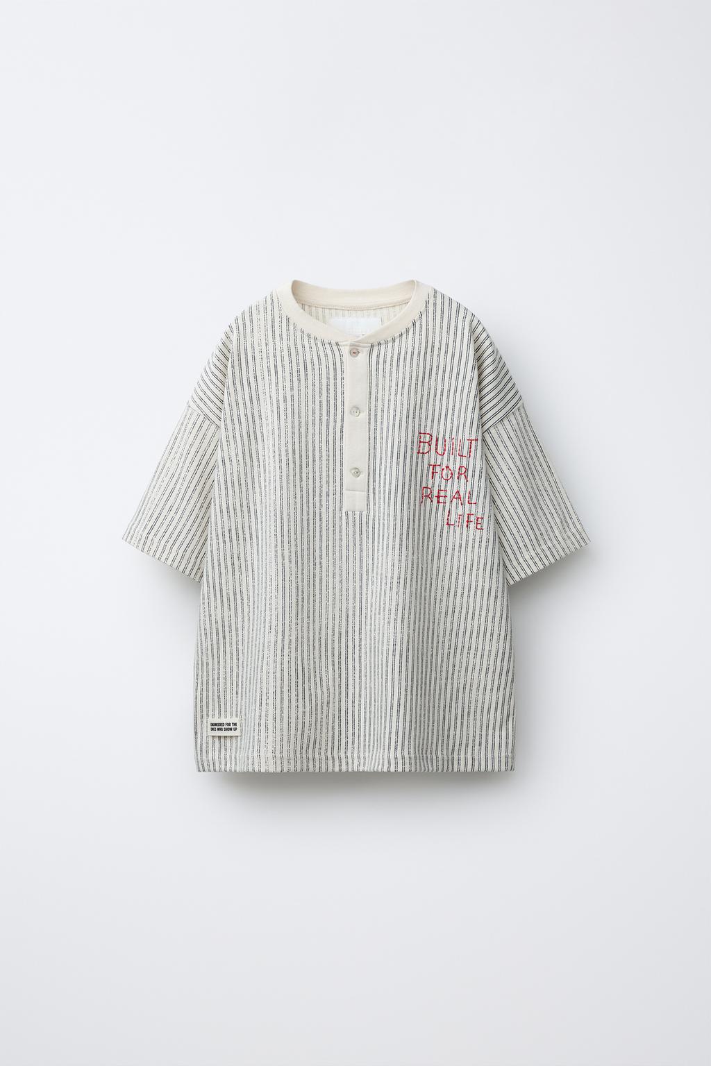 ФУТБОЛКА В ПОЛОСКУ С НАШИВКОЙ