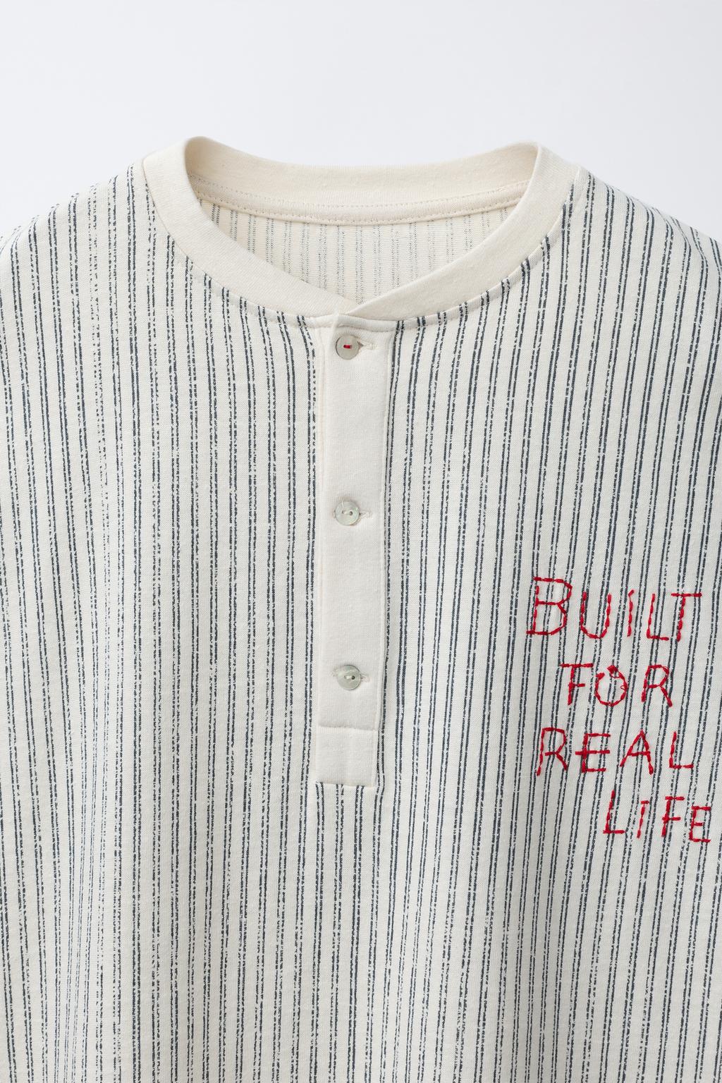 ФУТБОЛКА В ПОЛОСКУ С НАШИВКОЙ