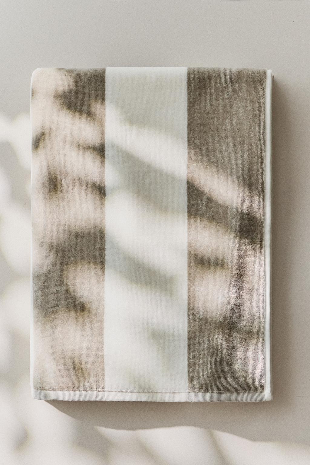 Полосатое пляжное полотенце