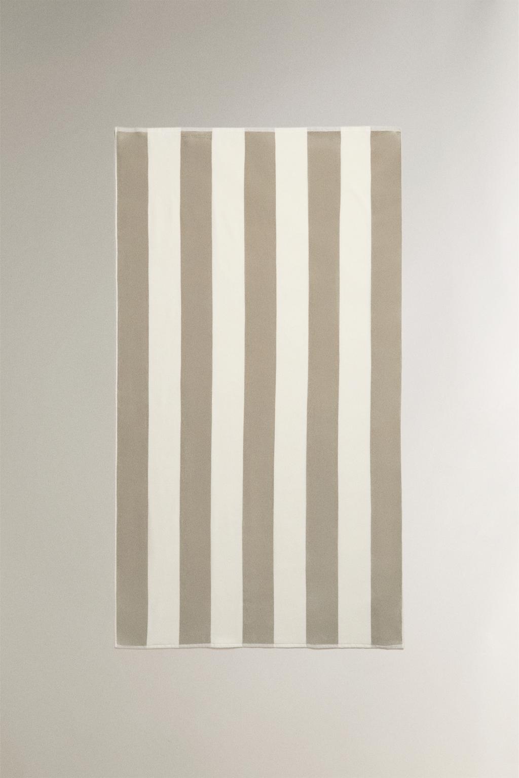 Полосатое пляжное полотенце