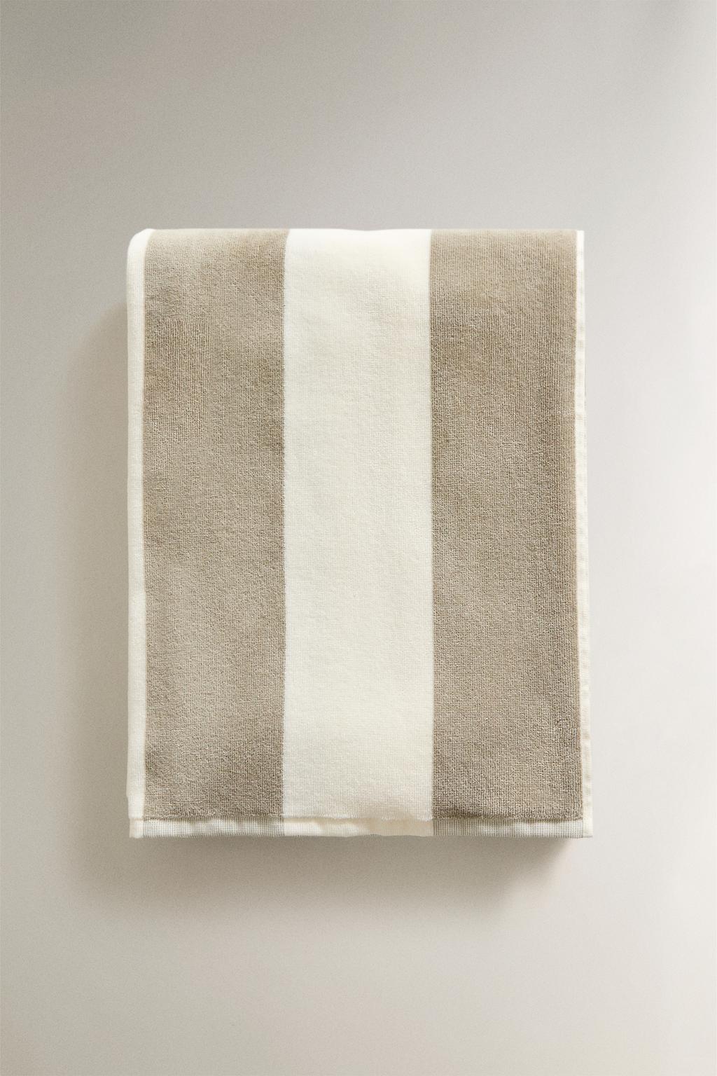 Полосатое пляжное полотенце