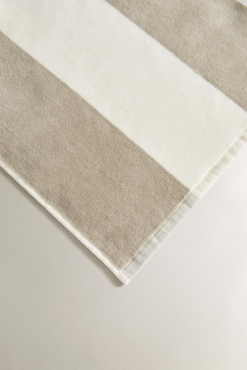 Полосатое пляжное полотенце