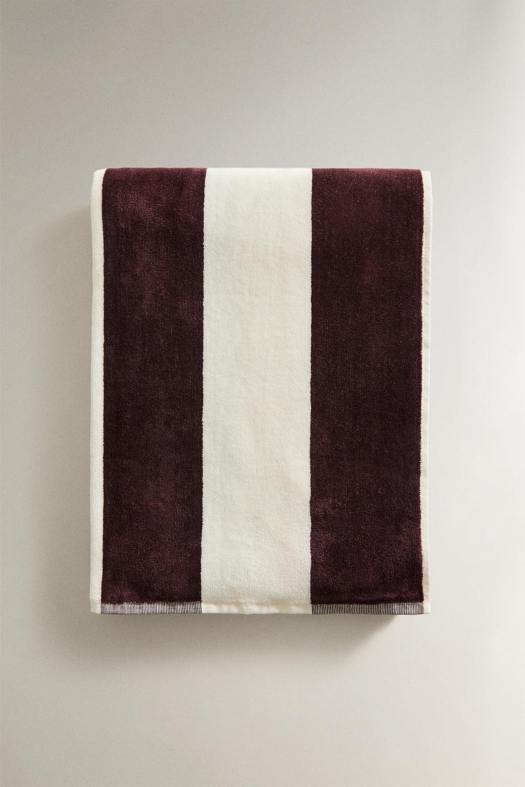 Полосатое пляжное полотенце