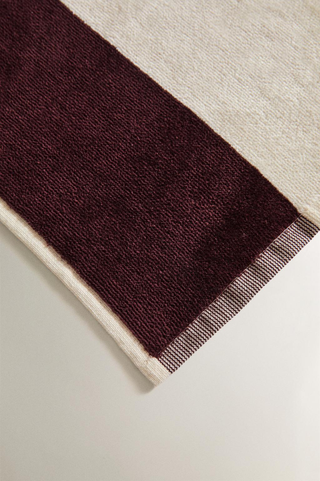 Полосатое пляжное полотенце