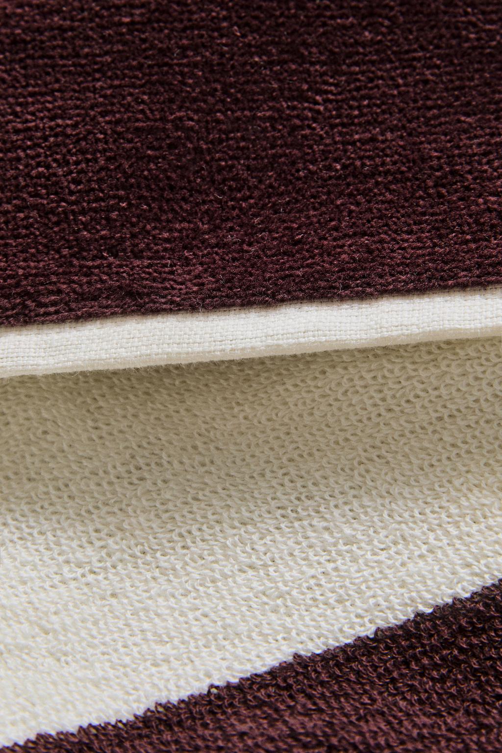 Полосатое пляжное полотенце