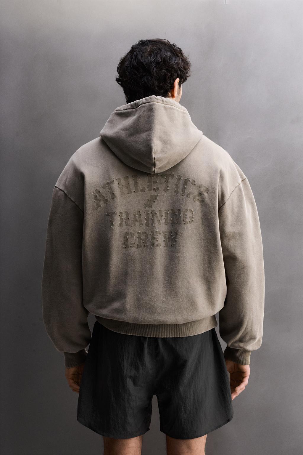 ТОЛСТОВКА СВОБОДНОГО КРОЯ С ЭФФЕКТОМ ПОТЕРТОСТИ