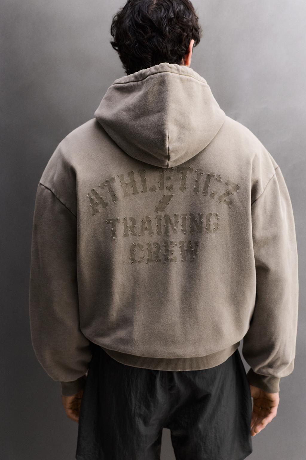 ТОЛСТОВКА СВОБОДНОГО КРОЯ С ЭФФЕКТОМ ПОТЕРТОСТИ