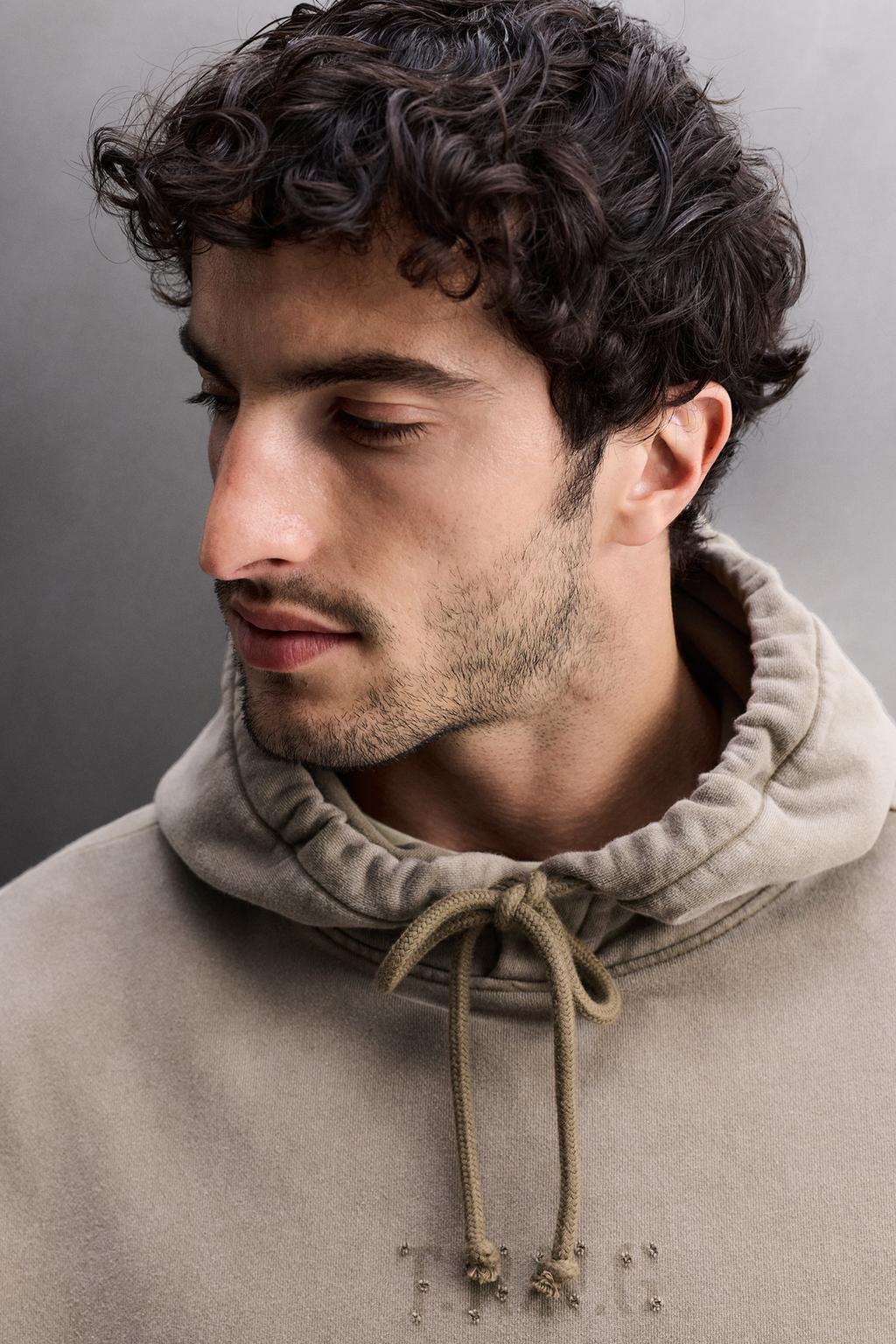 ТОЛСТОВКА СВОБОДНОГО КРОЯ С ЭФФЕКТОМ ПОТЕРТОСТИ