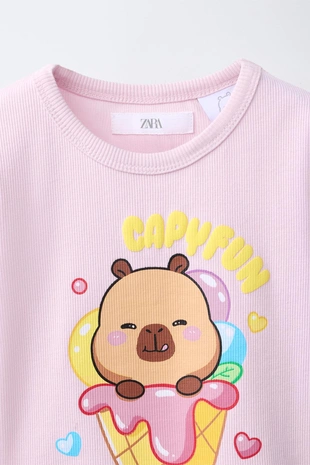 Майка в рубчик с принтом «капибара Capyfun ©»- Заказать в России