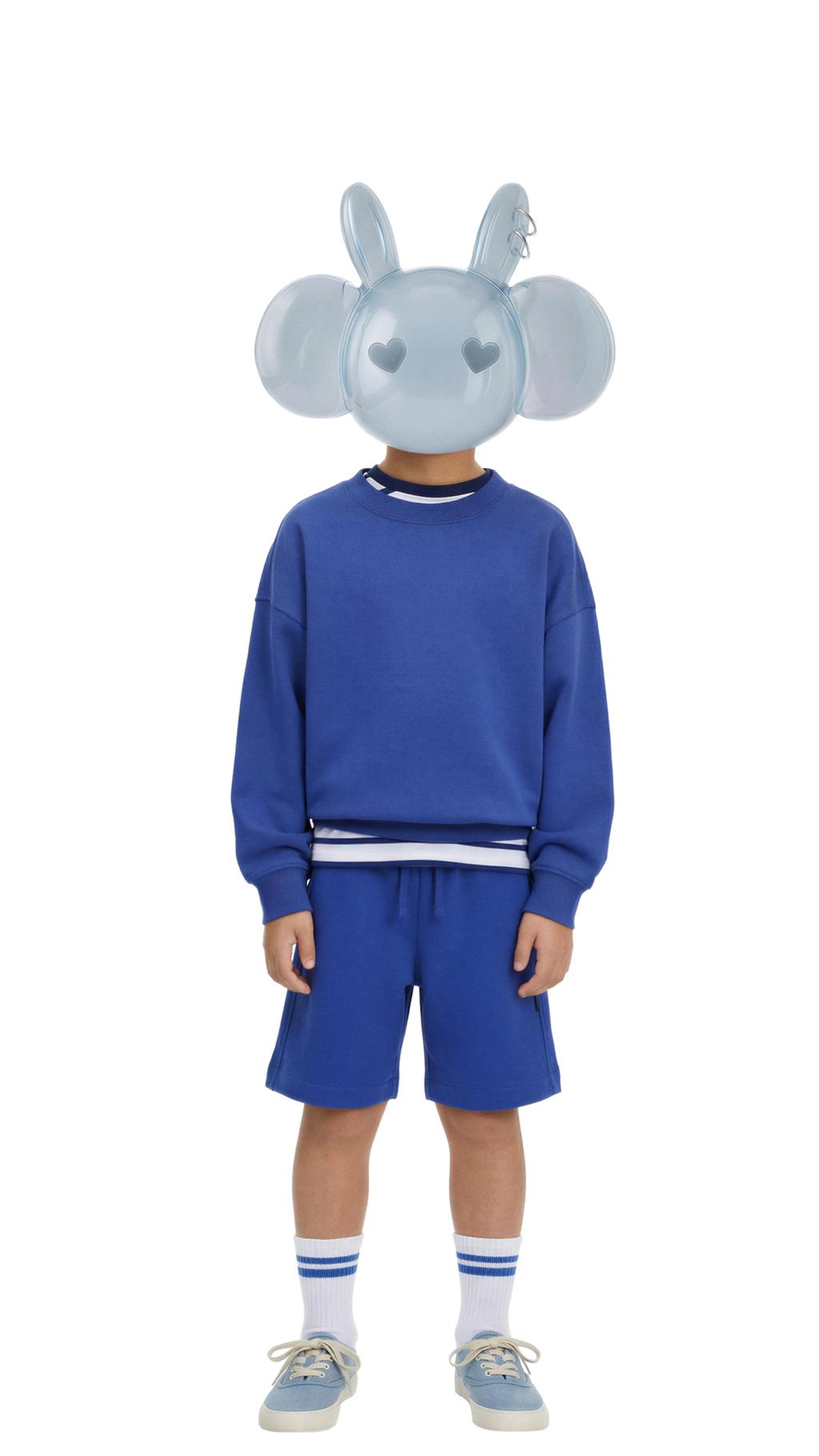 БАЗОВАЯ ТОЛСТОВКА С НАДПИСЬЮ И НАШИВКОЙ