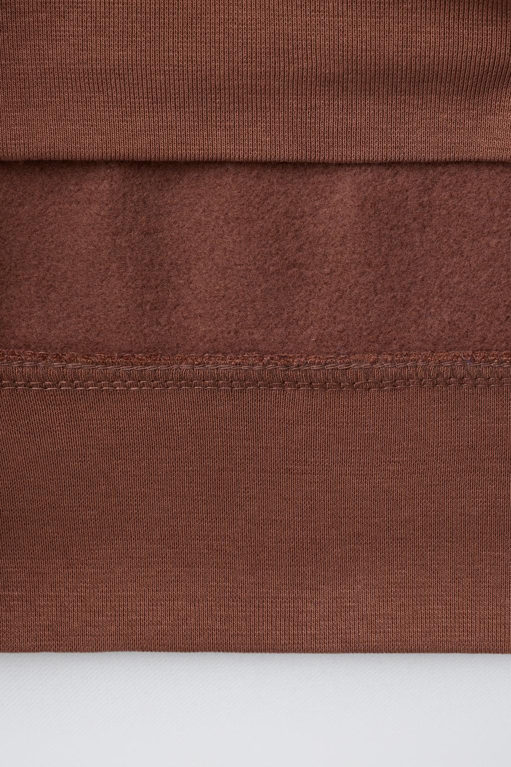 БАЗОВАЯ ТОЛСТОВКА С НАДПИСЬЮ И НАШИВКОЙ