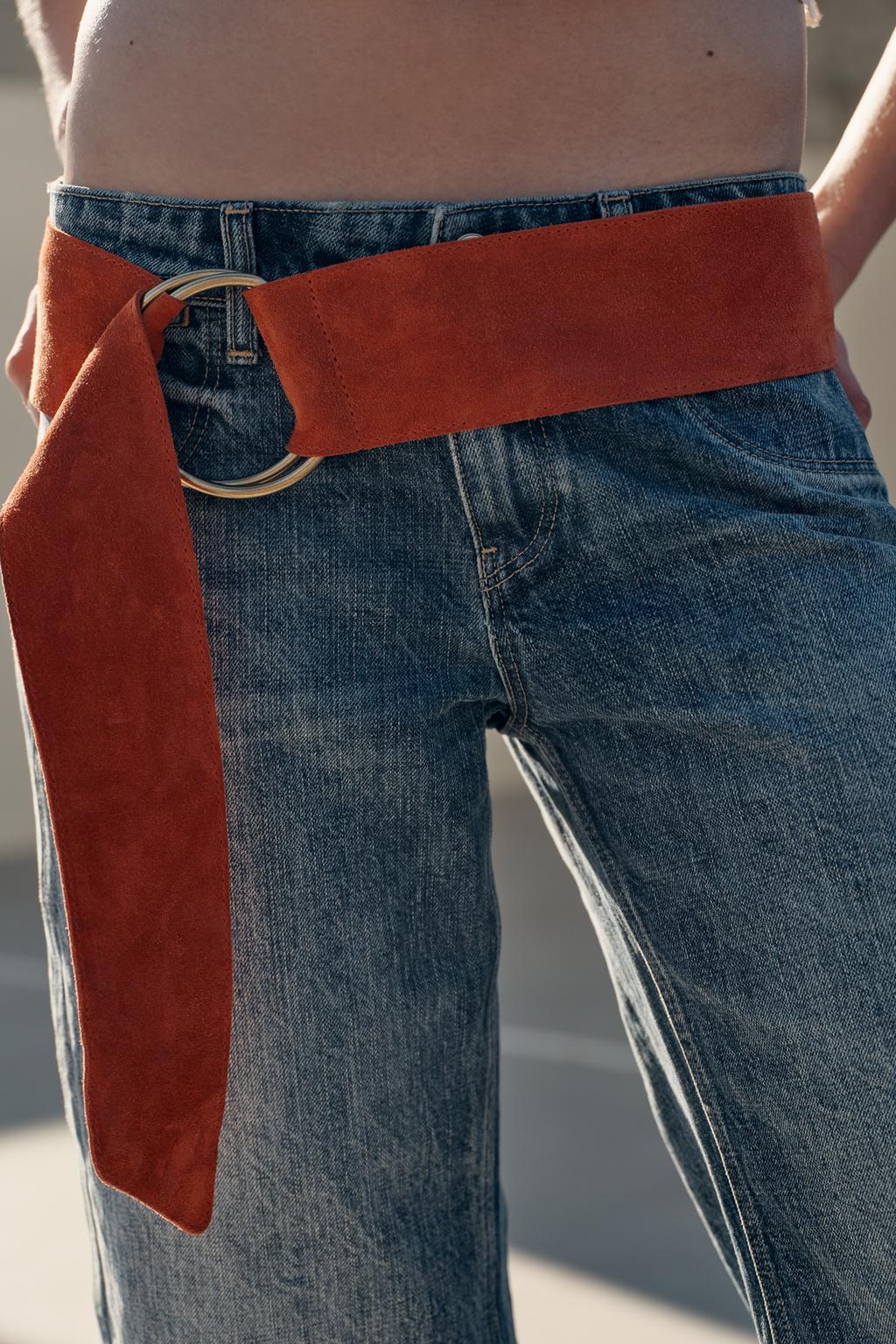 РЕМЕНЬ ИЗ 100% ЗАМШИ С КРУГЛОЙ ПРЯЖКОЙ