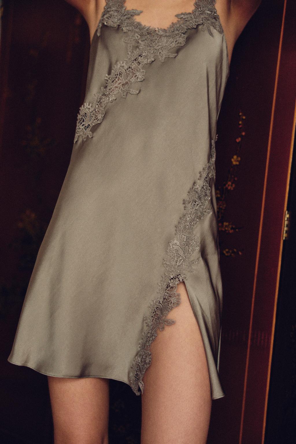 КОРОТКОЕ АТЛАСНОЕ ПЛАТЬЕ С КРУЖЕВОМ