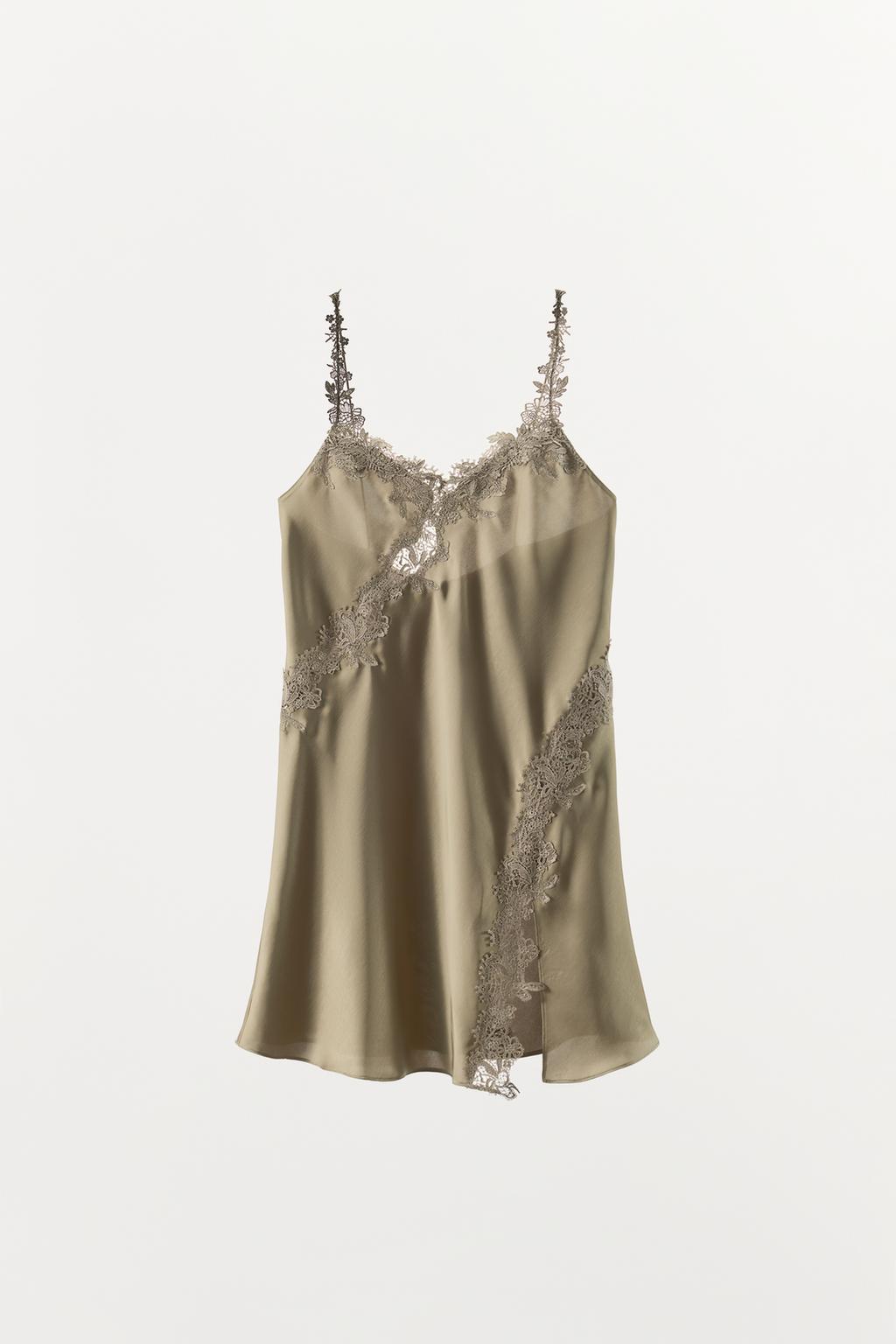 КОРОТКОЕ АТЛАСНОЕ ПЛАТЬЕ С КРУЖЕВОМ